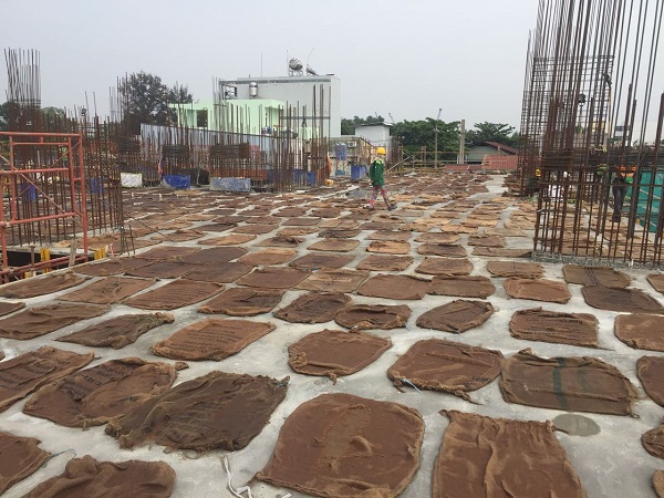 Dự án đang bảo dưỡng bê tông sàn block B sau khi đổ