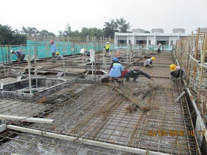 Thi công sàn tầng mái lô C