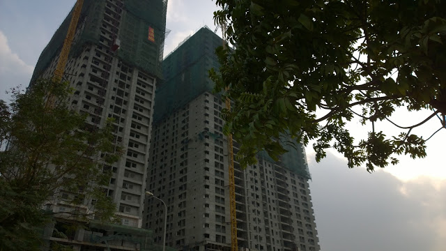 Gemek Tower hiện đã cất nóc xong, công trường thi công luôn tấp nập