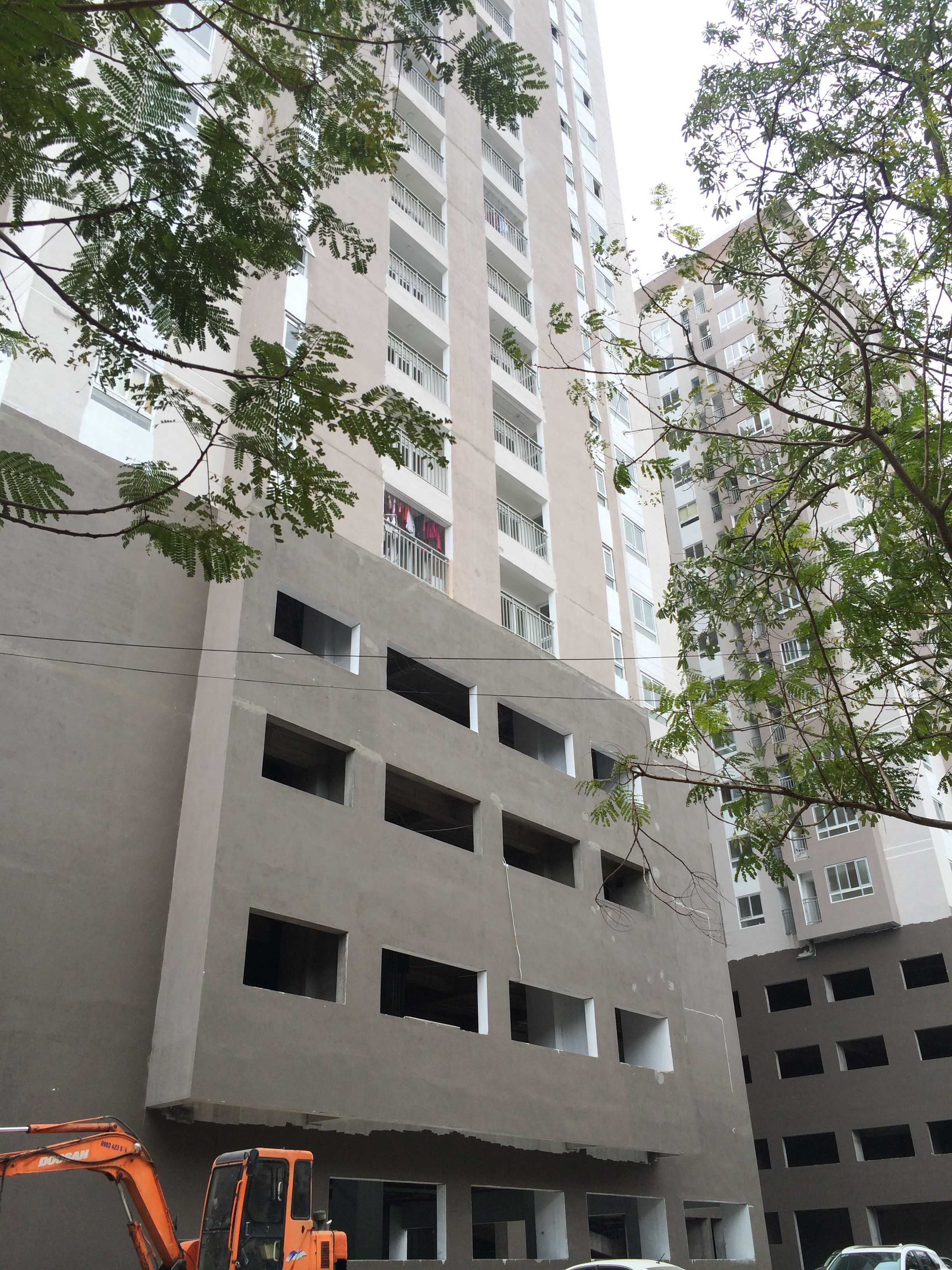 Dự án đã hoàn thành, lắp xong cửa kính và sơn gần hoàn thiện