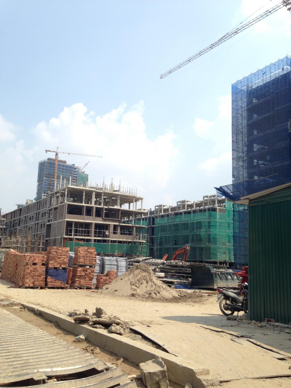 Tòa chung cư đang thi công tới tầng 10, các căn liền kề đang xây thô