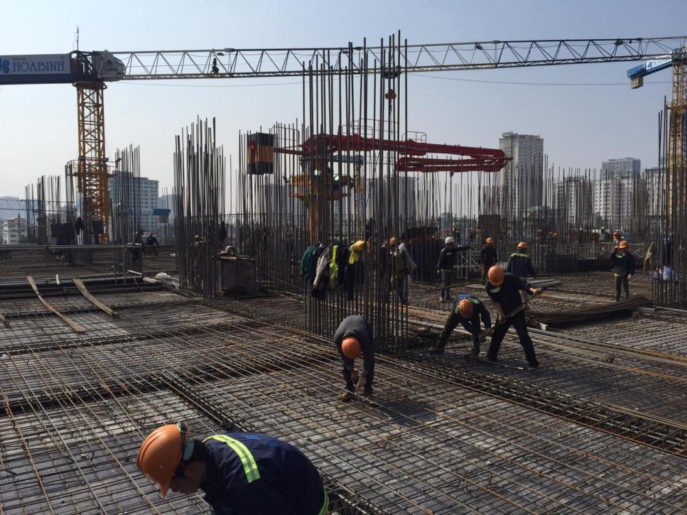 Tại công trường, người lao động đang tập trung làm việc cao độ