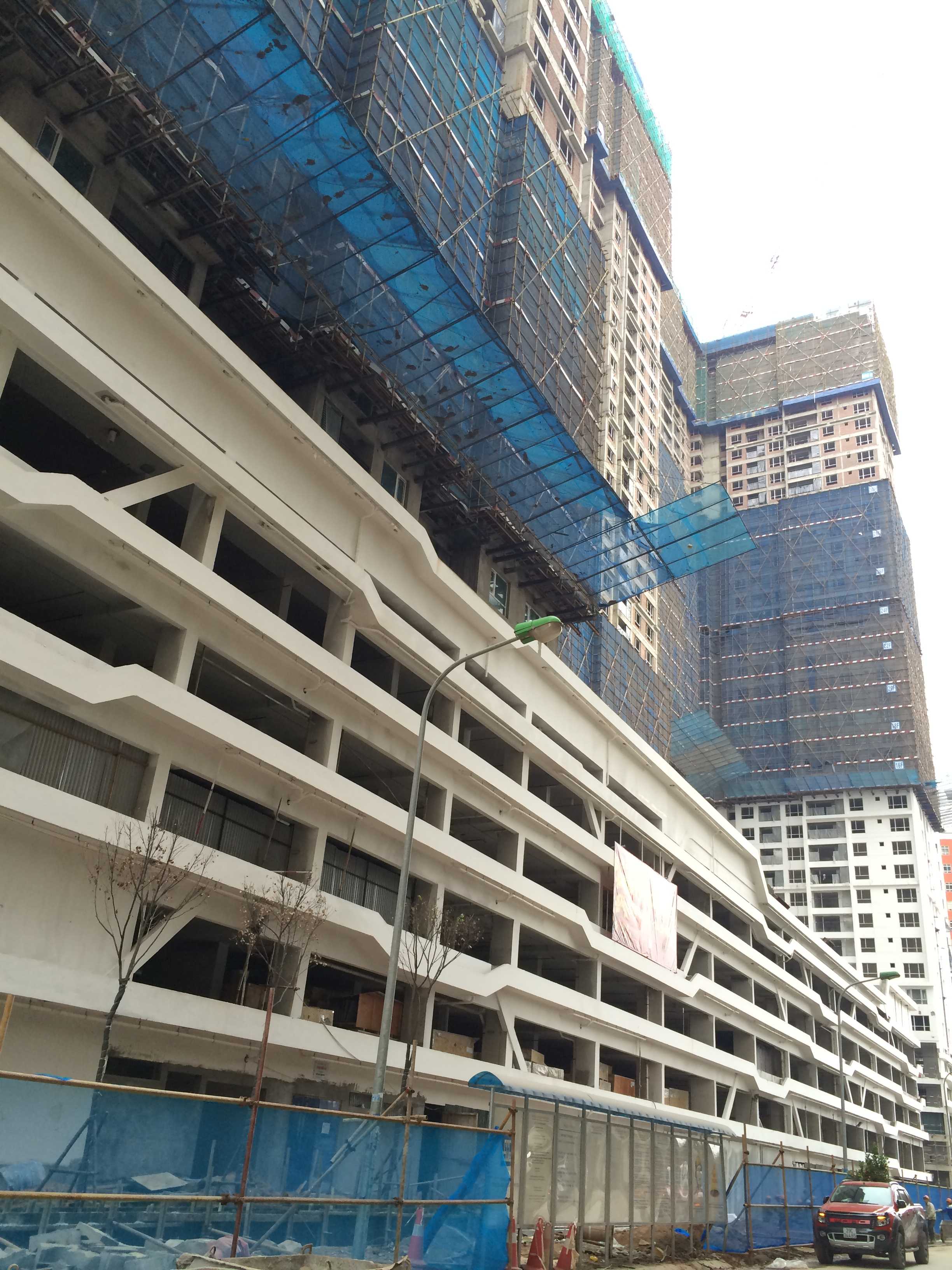 Các tòa đang tiếp tục hoàn thiện tầng 40, 41, 42 để chuẩn bị cất nóc