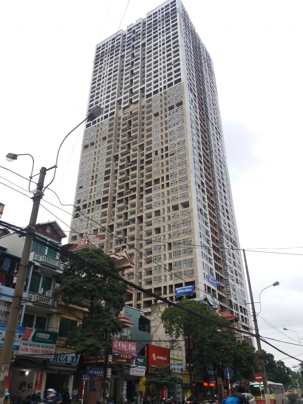 Dự án đã lắp xong cửa kính và đang sơn