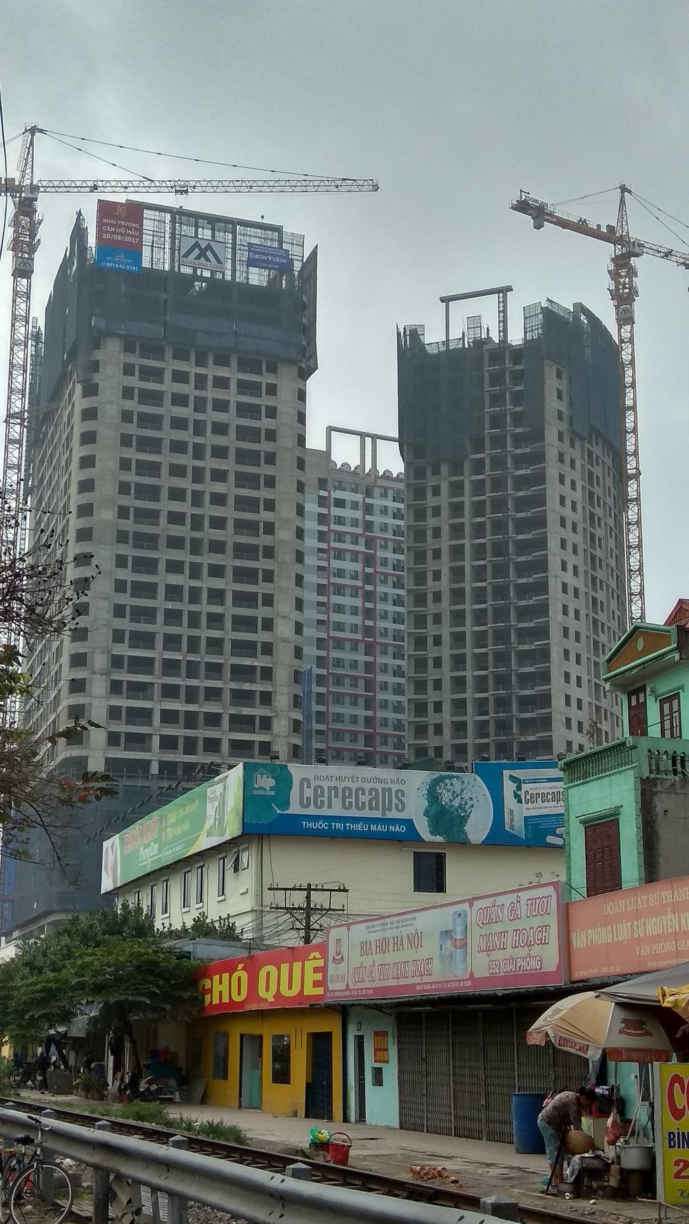 Dự án đã cất nóc tất cả các tòa, đang sơn tòa lắp xong cửa kính