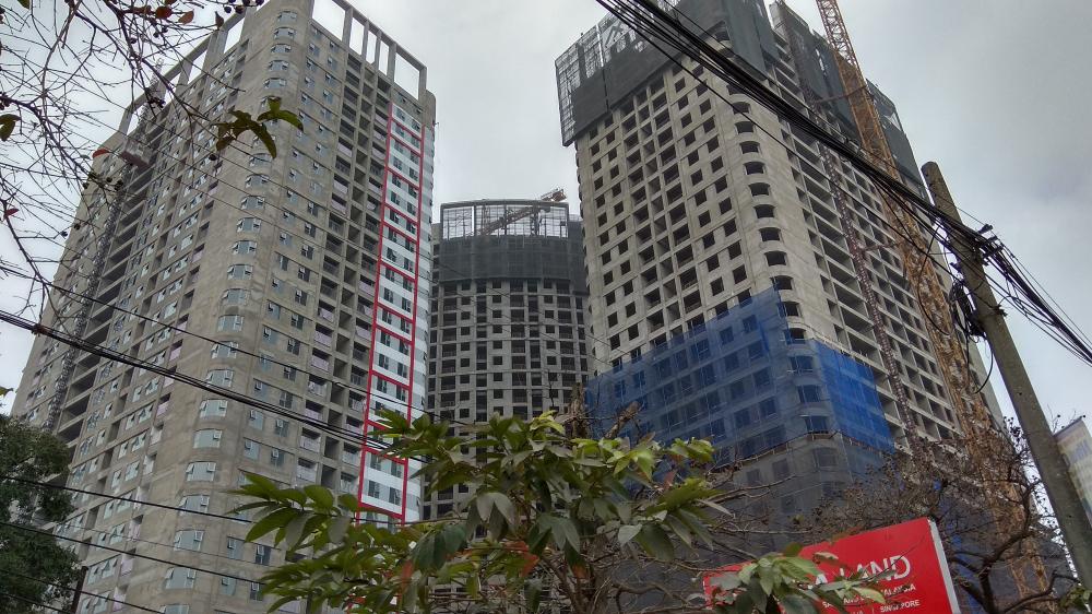 Dự án đã cất nóc tất cả các tòa, đang sơn tòa lắp xong cửa kính