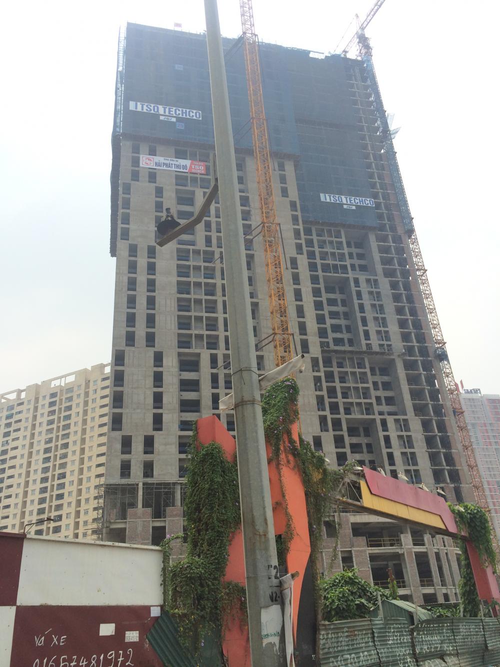 Một tòa đã cất nóc tầng 35, tòa còn lại đang thi công mặt sàn tầng 42