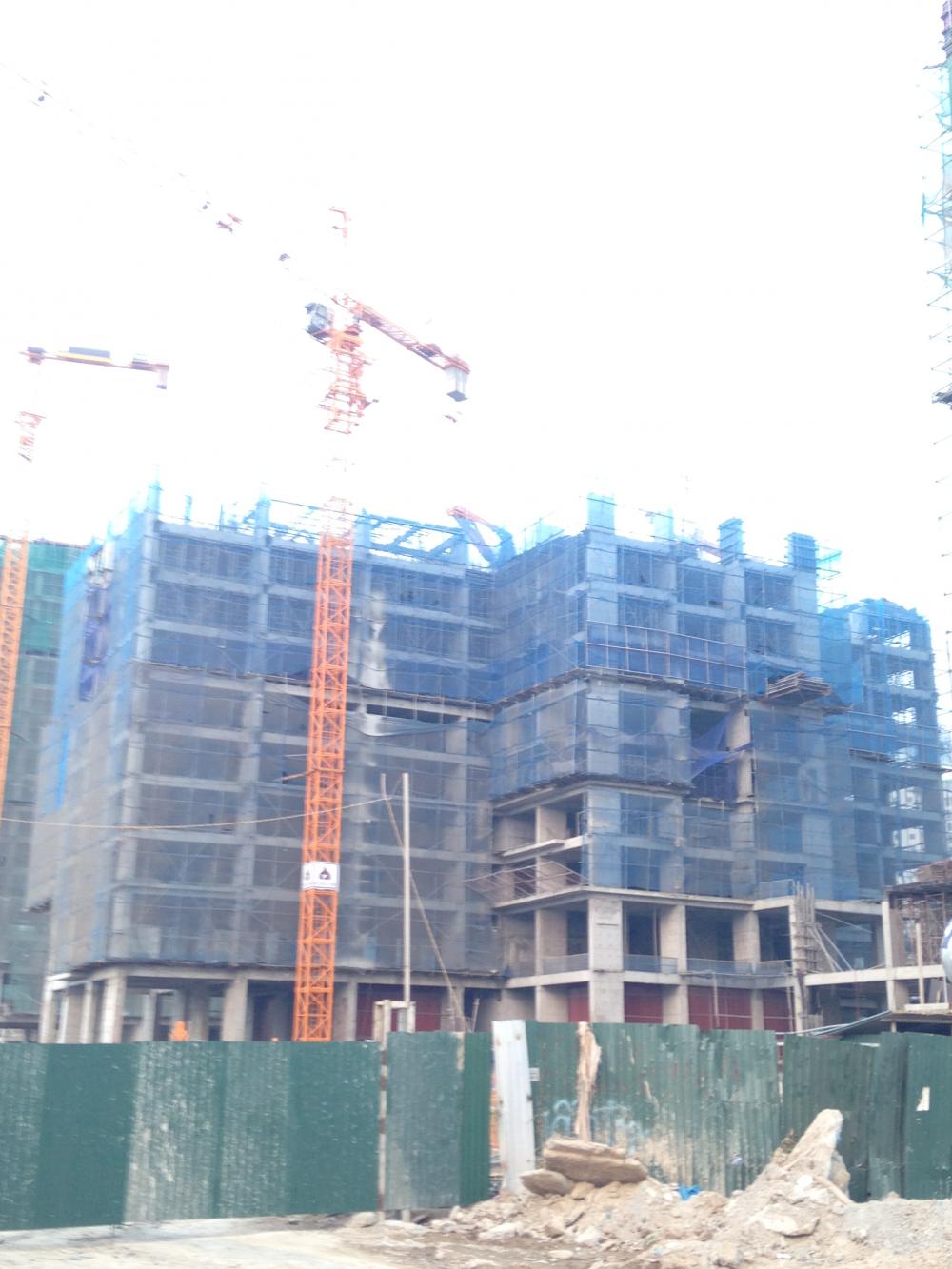 Một tòa đang xây đến mặt sàn tầng 6, một tòa đang xây mặt sàn tầng 13