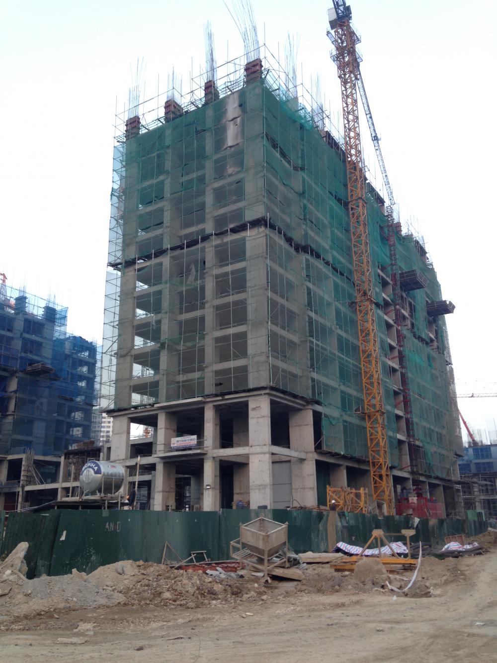 Một tòa đang xây đến mặt sàn tầng 6, một tòa đang xây mặt sàn tầng 13