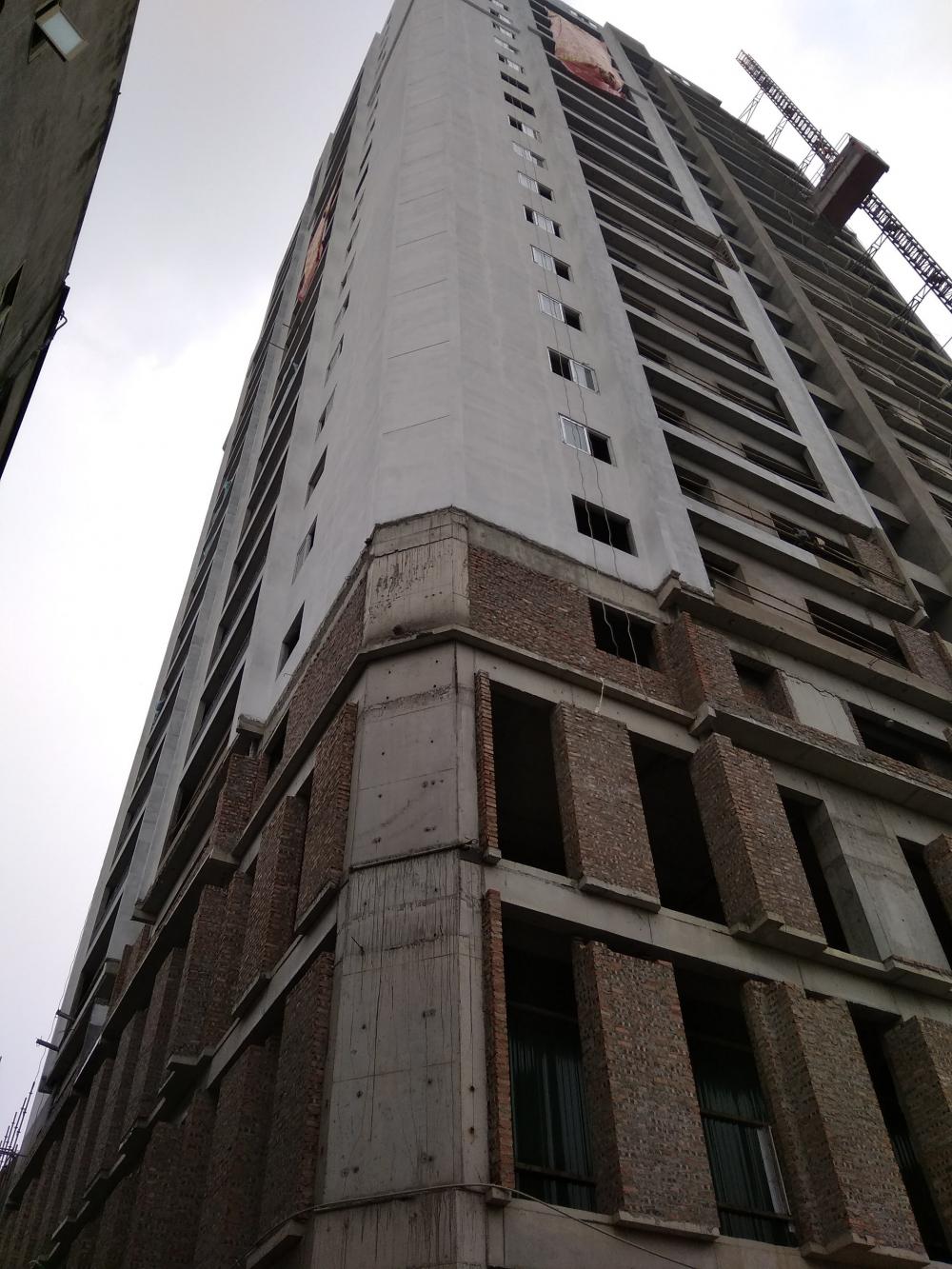 Dự án đang sơn và lắp cửa kính