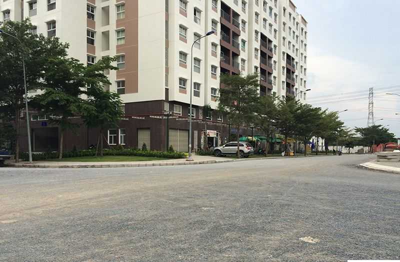 Đường vào dự án Ehome 3 Nam Long đang được nâng cao