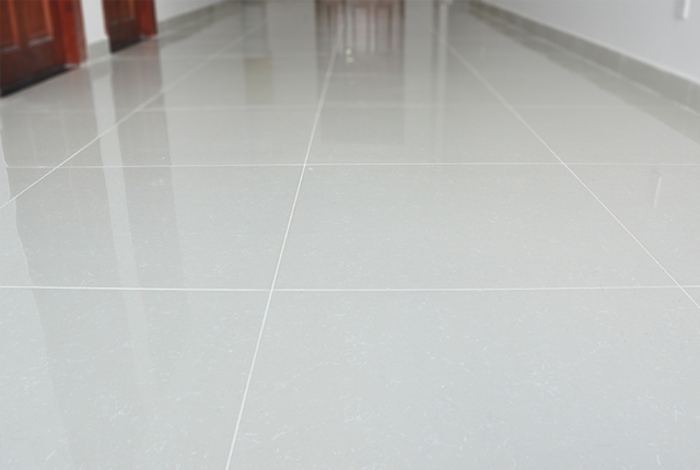 Đang ốp gạch hoàn thiện thang máy đến tầng 19