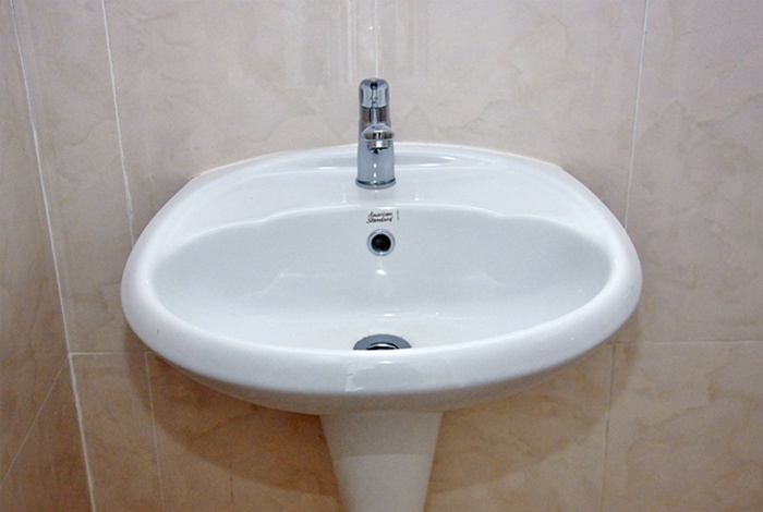 Đang lắp đặt thiết bị vệ sinh căn hộ tầng 13