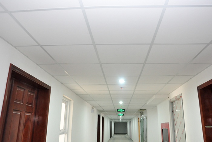 Đang lắp đặt hệ thống chiếu sáng và báo cháy trong căn hộ