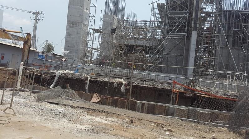 Đang san lấp mặt bằng bên ngoài tầng hầm An Gia Skyline