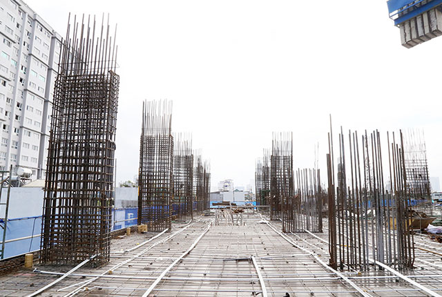 Thi công xây dựng cột sàn tầng 5 block Glory