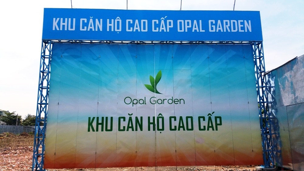 Dự án đang dọn mặt bằng và được dựng cổng công trình