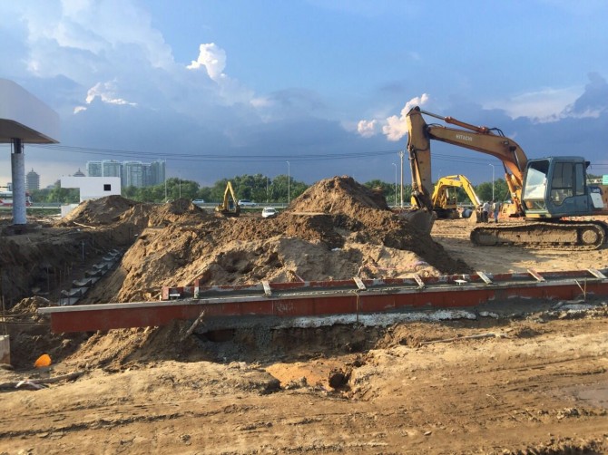 Phần móng của dự án đang được tích cực thi công