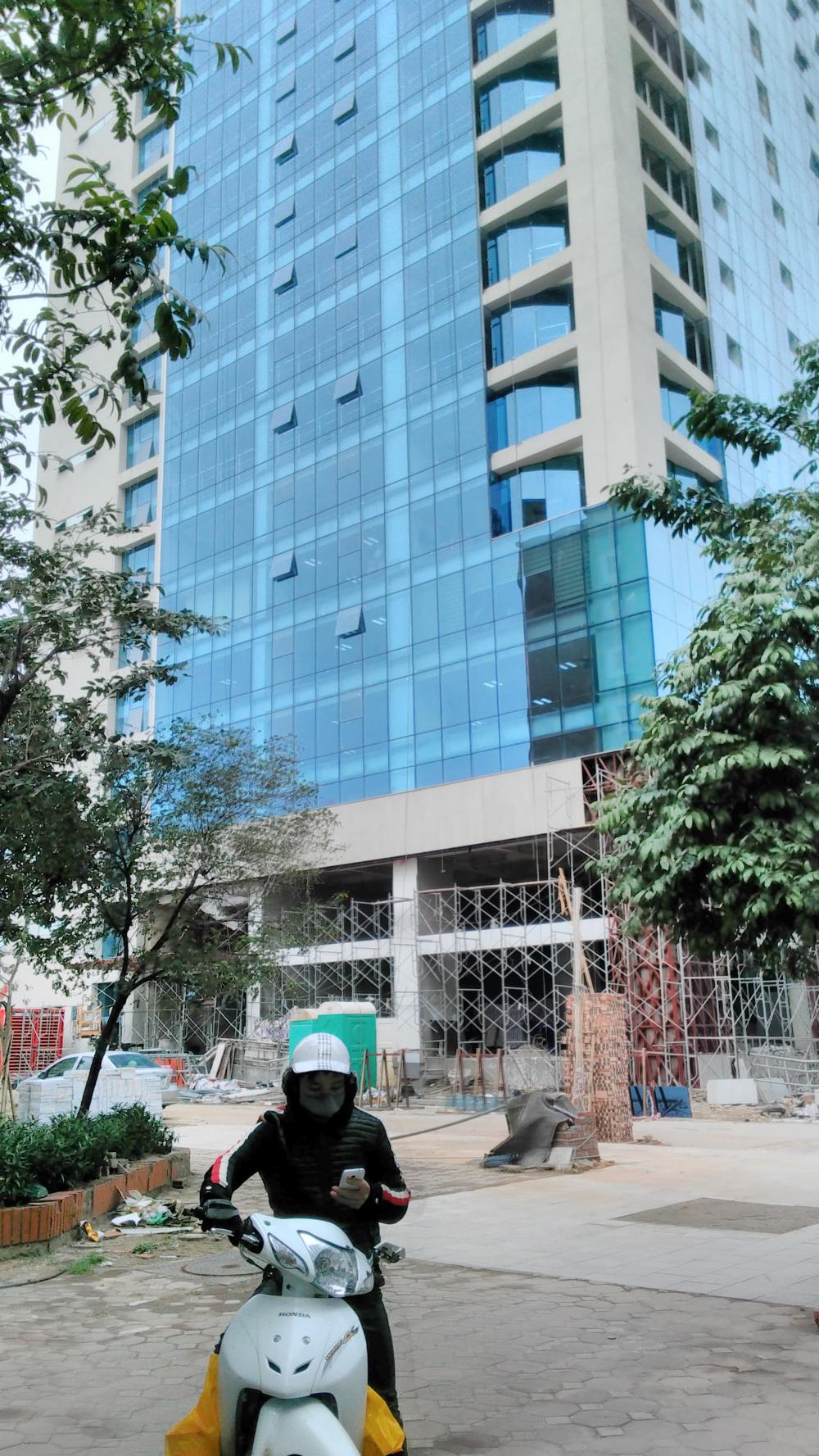 Dự án đang hoàn thiện lắp đặt khối kính văn phòng