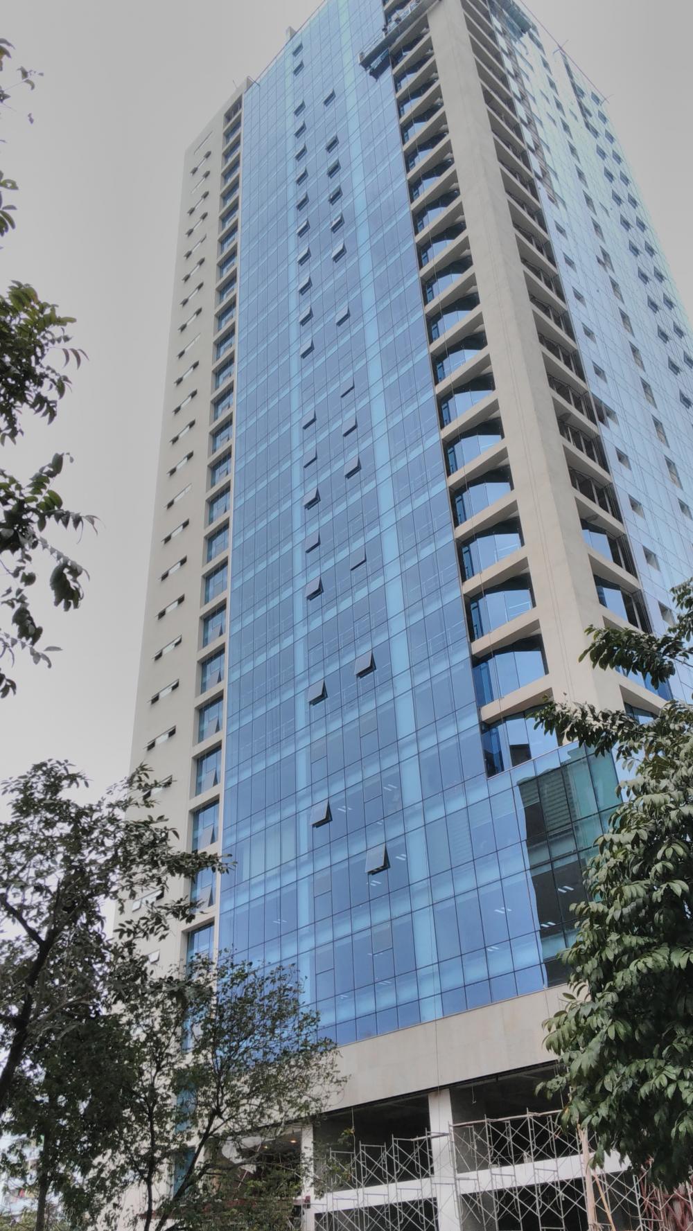 Dự án đang hoàn thiện lắp đặt khối kính văn phòng