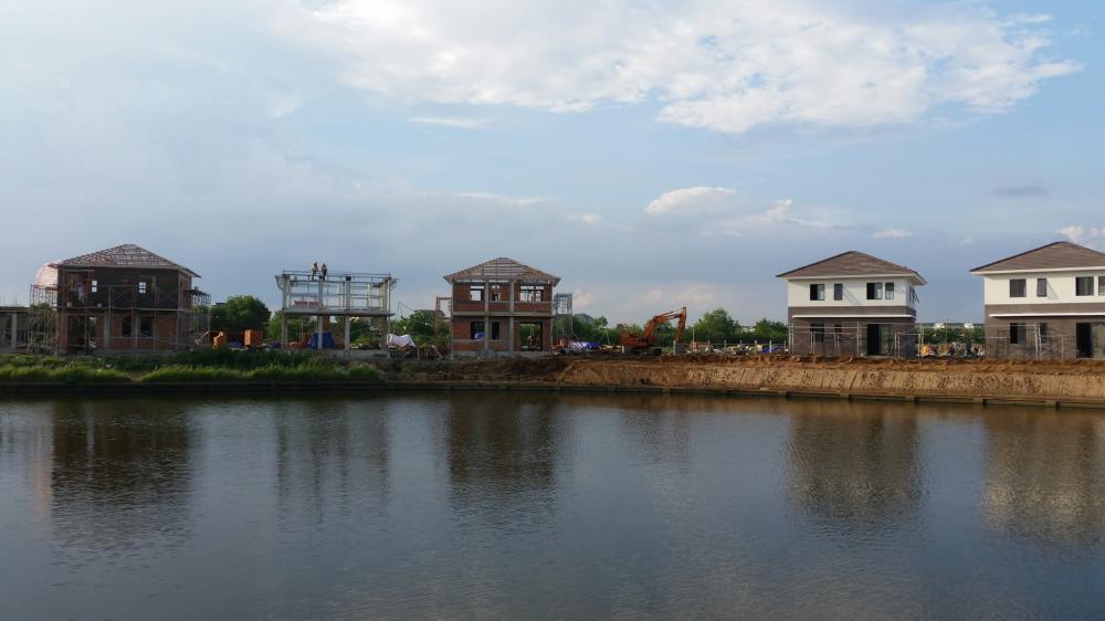 Đội ngũ công nhân kỹ thuật đang tất bật hoàn thiện khu Biệt thự để đưa ra thị trường