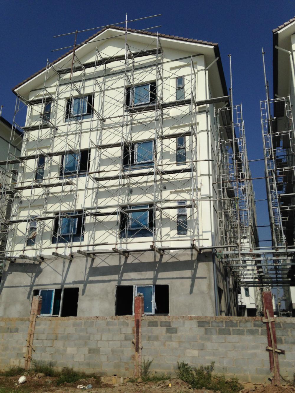 Một số căn xong thô, một số căn đang tiếp tục thi công